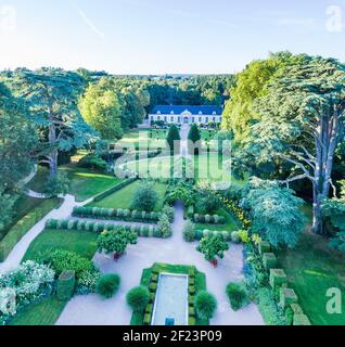 Frankreich, Loir et Cher, Cheverny, Chateau de Cheverny, der Lehrlingsgarten und die Orangerie (Luftaufnahme) // Frankreich, Loir-et-Cher (41), Cheverny, c Stockfoto