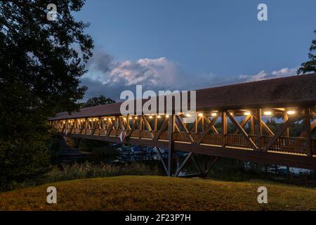 Pionierbrücke In Templin An Der Blauen Stunde, Uckermark, Brandenburg, Deutschland, Europa Stockfoto