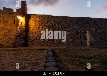 Stadtmauer Mit Denkmal In Templin An Der Blauen Stunde, Uckermark, Brandenburg, Deutschland, Europa Stockfoto