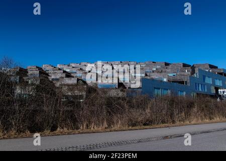 Mountain Behausungen (Dänisch: Bjerget) ist ein Gebäude im Ørestad Bezirk von Kopenhagen, Dänemark, bestehend aus Wohnungen über einem mehrstöckigen Auto pa Stockfoto