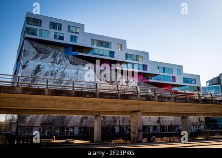 Mountain Behausungen (Dänisch: Bjerget) ist ein Gebäude im Ørestad Bezirk von Kopenhagen, Dänemark, bestehend aus Wohnungen über einem mehrstöckigen Auto pa Stockfoto