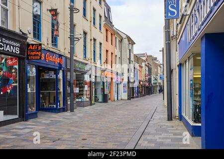 Eine fast menschenleere, aber normalerweise überfüllte Haupteinkaufsstraße an der Strand Street, Douglas, Isle of man wegen Covid Lockdown Maßnahmen Stockfoto