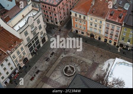 10. märz 2021. Lviv, Ukraine. Lviv Vogelperspektive von aus der Ratusha Rathaus. Gesamtansicht vom Dach. Blick auf Rynok Platz vom Dach des Stockfoto