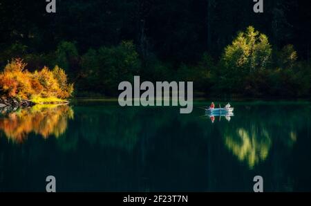 Zwei Fischer genießen einen wunderschönen Herbstnachmittag auf dem Clear Lake im Zentrum von Oregon. Stockfoto