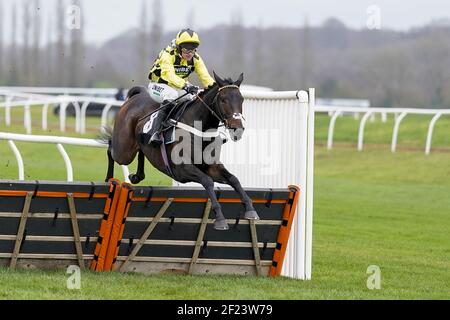 Datei Foto vom 16-12-2020 von Nico de Boinville auf Lecales Artikel Löschen Sie den letzten Zaun, um die BoscaSports die Retail Bookmakers Choice Maiden Hürde auf Newbury Racecourse zu gewinnen. Ausgabedatum: Mittwoch, 10. März 2021. Stockfoto