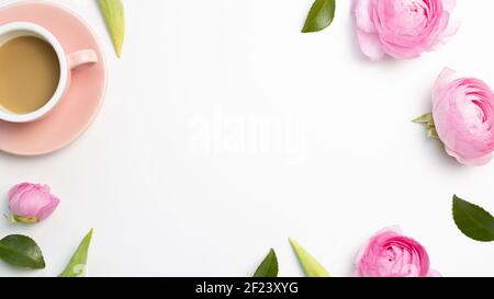 Tasse Kaffee und Ranunculus Blumen auf weißem Hintergrund. Flache Lage, Draufsicht, Kopierraum Stockfoto