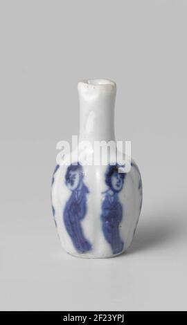 Miniatur Sixloby, flaschenförmige Vase aus Porzellan, in Unterglasur blau gemalt. An der Wand, sechsmal blühende Pflanzen und chinesische Damen (lange Geschichten). Blauweiß. Stockfoto