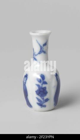 Miniatur Sixloby, flaschenförmige Vase aus Porzellan, in Unterglasur blau gemalt. An der Wand, sechsmal blühende Pflanzen und chinesische Damen (lange Geschichten). Blauweiß. Stockfoto