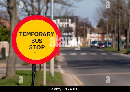 Temporäre Bushaltestelle Schild in Southend on Sea, Essex, Großbritannien. Helles kreisförmiges Schild. Änderung der öffentlichen Verkehrsmittel Stockfoto