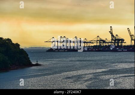 SINGAPUR, SINGAPUR - 16. Apr 2019: Bild zeigt einen Teil des Frachthafens in Singapur. Das Bild wurde am Nachmittag beim Verlassen von Singapur aufgenommen Stockfoto