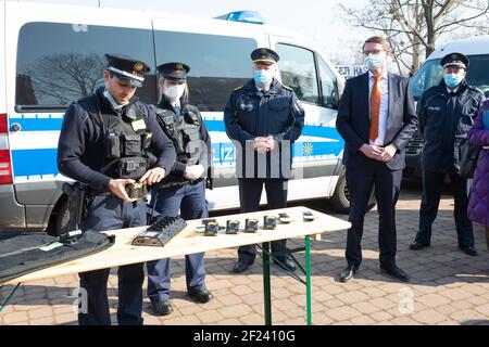 Innenminister Prof. Dr. Roland Wöller und Landespolizipräsident Horst Kretzschmar beim Pressetermin zur Einführung des neuen Einsatzmittels Bodycam Stockfoto