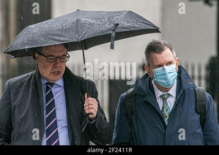 WESTMINSTER LONDON, GROSSBRITANNIEN 10. MÄRZ 2021. Nigel Dodds (links) Lord Dodds von Duncairn hält einen Regenschirm, während er an der Seite von Jeffrey Donaldson, DUP-Parlamentsmitglied für Lagan Valley in Nordirland, läuft. Credit amer ghazzal/Alamy Live News Stockfoto