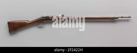 Breech-Loading Rifle, System Beaumont.Anderlaladguis mit gezogener Schlaufe. Es hat einen zentralen Brandmechanismus vom Typ Beaumont. Der Raum wird mit einer Verriegelungstaste geöffnet und das Schließstück gleitet nach hinten, so dass der Hubstift sofort gespannt wird. Man kann dann das Muster laden und das Verschlussstück zurückschieben, so dass die Patrone übergeschoben wird. Die Pistole ist mit einem Visier ausgestattet. Die Entladung fehlt. Das Gewehr hat ein Säbelbajonett in Eisenscheide. Der massive Bronzestiel des Bajonetts hat einen Schlitz mit einem Schnitt, mit dem er auf einen Grat auf der Schlaufe passt; Er hat einen Perlestab, der auf einer Seite gebogen ist Stockfoto