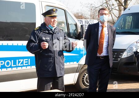 Innenminister Prof. Dr. Roland Wöller und Landespolizipräsident Horst Kretzschmar beim Pressetermin zur Einführung des neuen Einsatzmittels Bodycam Stockfoto