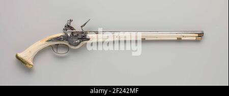 Flint Pistole mit Elfenbein Tablett extern eine Radlot Pistole, aber umgewandelt zu Flint; Teil eines Paares. Die Schlossplatte in Form eines Radlots bedeckt die Aussparung, in der sich das Radlot befindet; das Feuer aus dem Feuer der Schleuse läuft in einem gemeißelten Blatt aus. Die gebleichte Schlaufe ist auf der Rückseite mit Blumen- und Browse-Ornamenten geprägt, teilweise silber zusätzlich zu einem gebläuten Hintergrund; unten mit einem Kreis und zwei Rosetten montiert. Das massive Elfenbeintablett ist leicht zu schneiden. Die vergoldeten Glasbeschläge bestehen aus einer Schubladenkappe, einer schlingenförmigen Traktorhalterung und einer kolf-Kappe, die mit Mehl und Blättern und graviert ist Stockfoto