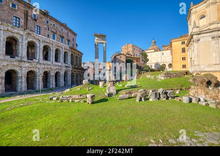 Das Theater des Marcellus und der Tempel des Apollo Sosianus in Rom, Italien Stockfoto