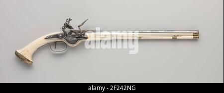 Flint Pistole mit Elfenbein Tablett extern eine Radlot Pistole, aber umgewandelt zu Flint; Teil eines Paares. Die Schlossplatte in Form eines Radlots bedeckt die Aussparung, in der sich das Radlot befindet; das Feuer aus dem Feuer der Schleuse läuft in einem gemeißelten Blatt aus. Die gebleichte Schlaufe ist auf der Rückseite mit Blumen- und Browse-Ornamenten geprägt, teilweise silber zusätzlich zu einem gebläuten Hintergrund; unten mit einem Kreis und zwei Rosetten montiert. Das massive Elfenbeintablett ist leicht zu schneiden. Die vergoldeten Glasbeschläge bestehen aus einer Schubladenkappe, einer schlingenförmigen Traktorhalterung und einer kolf-Kappe, die mit Mehl und Blättern und graviert ist Stockfoto