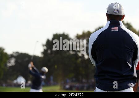 Tiger Woods (USA) beobachtet Bryson Dechambeau während der vierer Sitzung des Ryder Cup 2018 am freitagnachmittag im Golf National in Saint-Quentin-en-Yvelines, Frankreich, 28. September 2018 - Foto Philippe Millereau / KMSP / DPPI Stockfoto