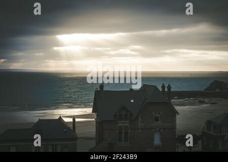 Pleneuf Val Andre Stadt und Strand Blick bei Sonnenuntergang, Bretagne, Frankreich Stockfoto