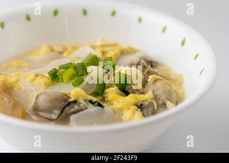 Tteok-guk ist einfach und sehr lecker, so genieße ich es, Reiskuchensuppe im Alltag zu essen Stockfoto