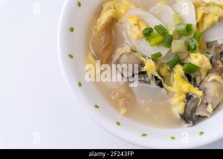 Tteok-guk ist einfach und sehr lecker, so genieße ich es, Reiskuchensuppe im Alltag zu essen Stockfoto