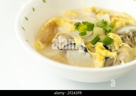 Tteok-guk ist einfach und sehr lecker, so genieße ich es, Reiskuchensuppe im Alltag zu essen Stockfoto