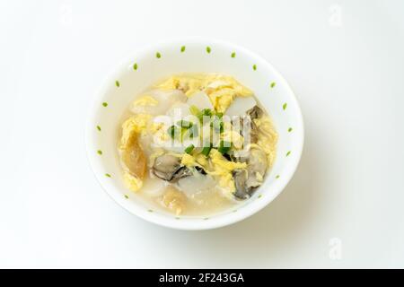 Tteok-guk ist einfach und sehr lecker, so genieße ich es, Reiskuchensuppe im Alltag zu essen Stockfoto