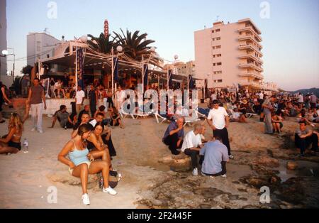 Menschenmassen, die den Sonnenuntergang vor dem Cafe Mambo in San Antonio beobachten Ibiza Balearen Spanien Stockfoto
