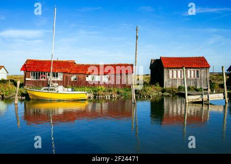 Bunte Fischerhütten und Boote in Ile d'Oleron, Frankreich Stockfoto