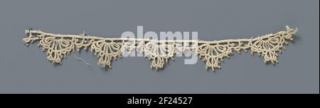 Strook gehakte kant met waaiervormige reticella schulpen.Streifen natürlich gefärbte irische Häkelseite, inspiriert von Reticella. Gehäkelter Draht oder Linie mit Laufrad-förmigen picoted Schlitz, bestehend aus Schleifen und Bögen. Stockfoto