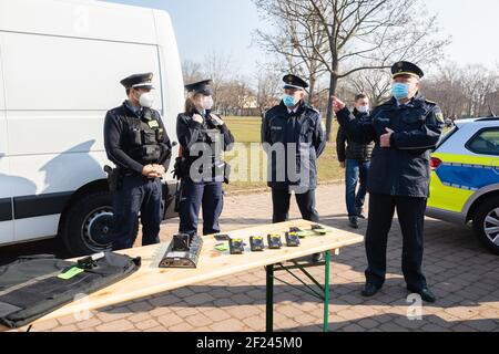 Innenminister Prof. Dr. Roland Wöller und Landespolizipräsident Horst Kretzschmar beim Pressetermin zur Einführung des neuen Einsatzmittels Bodycam Stockfoto