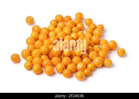 Haufen von frischen orangen Goldbeeren aus der Nähe isoliert auf weiß Hintergrund Stockfoto