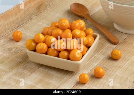 Schüssel mit frischen reifen Orange Goldbeeren close up auf ein Tabelle Stockfoto