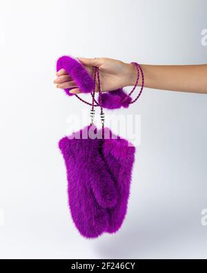 Luxus Pelz Fäustlinge in Frau Hand auf weißem Hintergrund. Minimalistisches Modekonzept. Stockfoto
