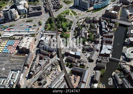 Luftaufnahme nach Osten des Gebiets um die Rufe & Leeds Minster Church auf Kirkgate in Leeds (Die Märkte befinden sich am linken Rand) Stockfoto