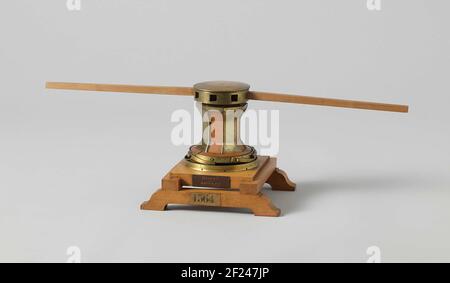 Modell einer Ankerwinde. Modell einer Ankerwinde auf einem Holzboden. Es ist ein Ankerwinde für acht Windbäume und hat vier Torten im Fuß gegen fallen. Die Trommel hat vier "Brown's Clinging": Diese sind frei wählbar, die über und unter Erweiterung und Verdickung und von Metallverstärkung zur Verfügung gestellt werden. Der König, der mit einem Quadratfuß in den Boden gesteckt wird und um den sich die Trommel dreht, ist Messing und wird unter den Deckplatten des Kopfes mit einer Mutter verriegelt; der Boden wurde wesentlich verstärkt. Das Modell hat zwei Windbäume. Das Modell trägt die gleiche Beschriftung wie NG-MC-206. Maßstab 1:10 (skalierbar um Stockfoto