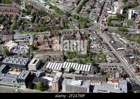 Luftaufnahme aus dem Osten des Gebiets zwischen Wellington Road South & Shaw Heath in Stockport, Greater Manchester. Einschließlich Stockport College. Stockfoto