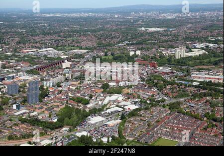 Luftaufnahme von Stockport mit der Skyline von Manchester Die Entfernung Stockfoto