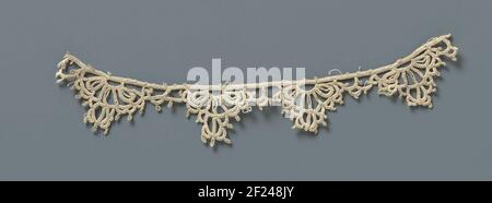 Strook gehakte kant met waaiervormige reticella schulpen.Streifen natürlich gefärbte irische Häkelseite, inspiriert von Reticella. Gehäkelter Draht oder Linie mit Laufrad-förmigen picoted Schlitz, bestehend aus Schleifen und Bögen. Stockfoto