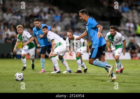 10th. März 2021; Netstrata Jubilee Stadium, Sydney, New South Wales, Australien; A League Football, Sydney Football Club gegen Western United; Bobo of Sydney tritt auf, um die Strafe zu übernehmen Credit: Action Plus Sports Images/Alamy Live News Stockfoto