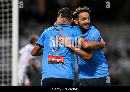 10th. März 2021; Netstrata Jubilee Stadium, Sydney, New South Wales, Australien; A League Football, Sydney Football Club gegen Western United; Bobo of Sydney punktet mit dem Strafpunkt und erreicht in der 18th-minütigen 1-0 Punkte.Er wird von Milos Ninkovic von Sydney gratuliert.Credit: Action Plus Sports Images/Alamy Live News Stockfoto