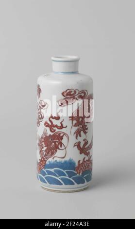 Zylindrische Flasche Vase mit Drachen.zylindrische Flasche förmige Vase aus Porzellan mit flacher Schulter, in Unterglasur blau und rot gemalt. Zwei Drachen mit Wolken über stilisierten Wellen an der Wand. Ein doppelter Kreis auf der Unterseite. Mittelblau mit kupferrot. Stockfoto