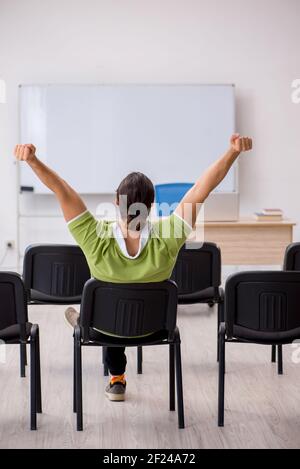 Junge männliche Student in Business-Präsentation Konzept Stockfoto