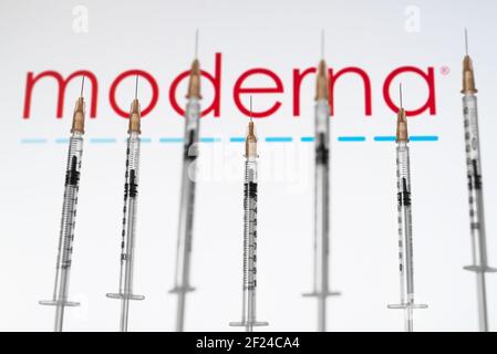 Izmir, Türkei - Februar 21 2021: Coronavirus-Impfstoff-Konzept und Hintergrund. Moderna Impfspritzen isoliert auf weißem Hintergrund. Covid-19, 2019 Öffner Stockfoto