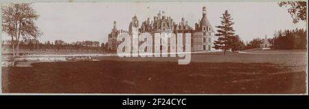 Gezicht op het kasteel van Chambord.Teil des Fotoalbums eines französischen Amateurfotografen mit Aufnahmen von Reisen in Frankreich, Spanien, Belgien, Luxemburg und den Niederlanden, den ersten Automobilen und Autorassen. Stockfoto