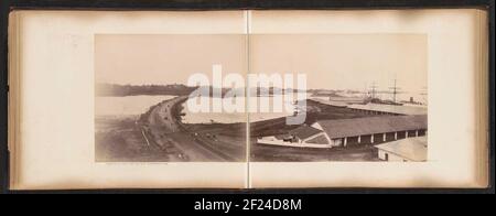 Blick auf die Gebäude, Kais und Umgebung der Tanjong Pagar Dock Co. Ltd. In Singapur; Panorama der fünf Blätter Aufgaben aus dem Haus des Wharf Superintendenten.Panorama bestehend aus fünf Drucken. Teil des Fotoalbums der tanjong Pagar Dock co. Ltd. In Singapur. Stockfoto