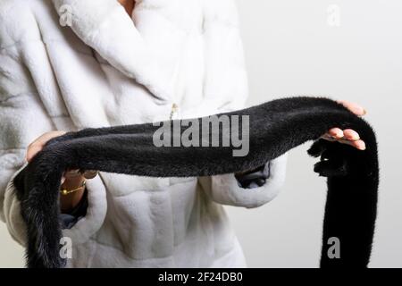 Teure braune Nerzfell Haut in einer Frau Hände. Stockfoto