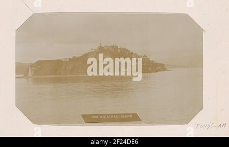 Gezicht op het eiland Alcatraz in de baai van San Francisco; Alcatraz Island.Teil des Fotoalbums von einer Reise durch die Vereinigten Staaten, Honolulu, Niederländisch-Indien, Aden, Sansibar und Südafrika. Stockfoto