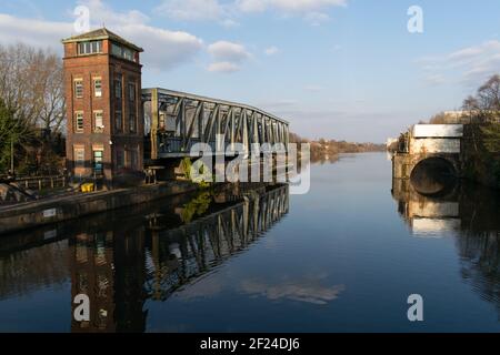 Barton Swing Aqueduct 1894 der Bridgewater-Kanal über den Fluss Irwell und Manchester Ship Canal, England, Großbritannien Stockfoto