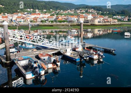 Das Küstendorf Combarro an der Ria de Pontevedra, in der Provinz Pontevedra, in Galizien, Nordspanien Stockfoto